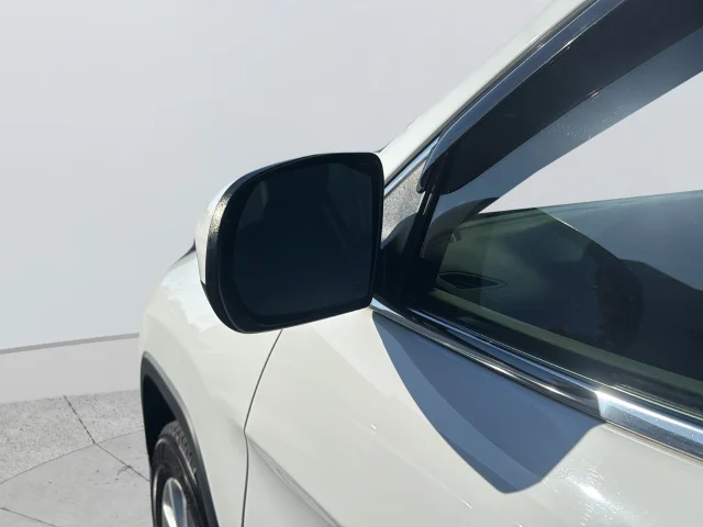 Used 2017 White Jeep Latitude image 37