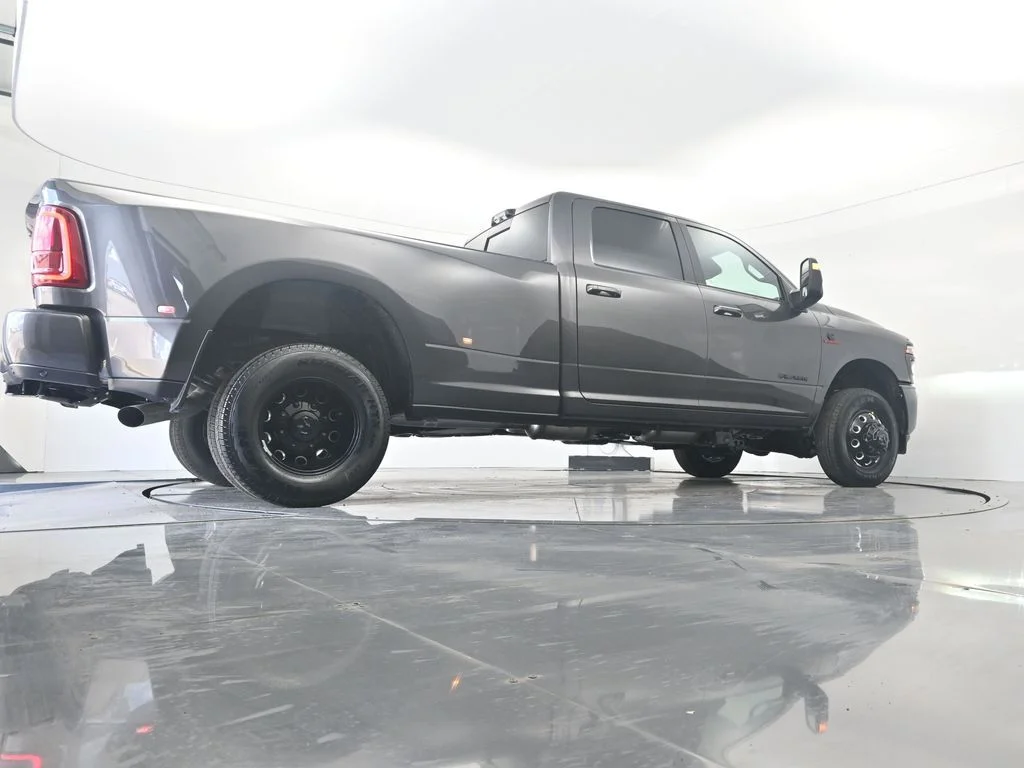 New 2026 Granite Crystal Metallic Clear-Coat Exterior Paint RAM Laramie image 39