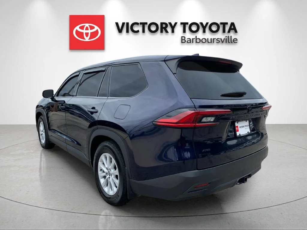 Used 2025  Toyota XLE image 3