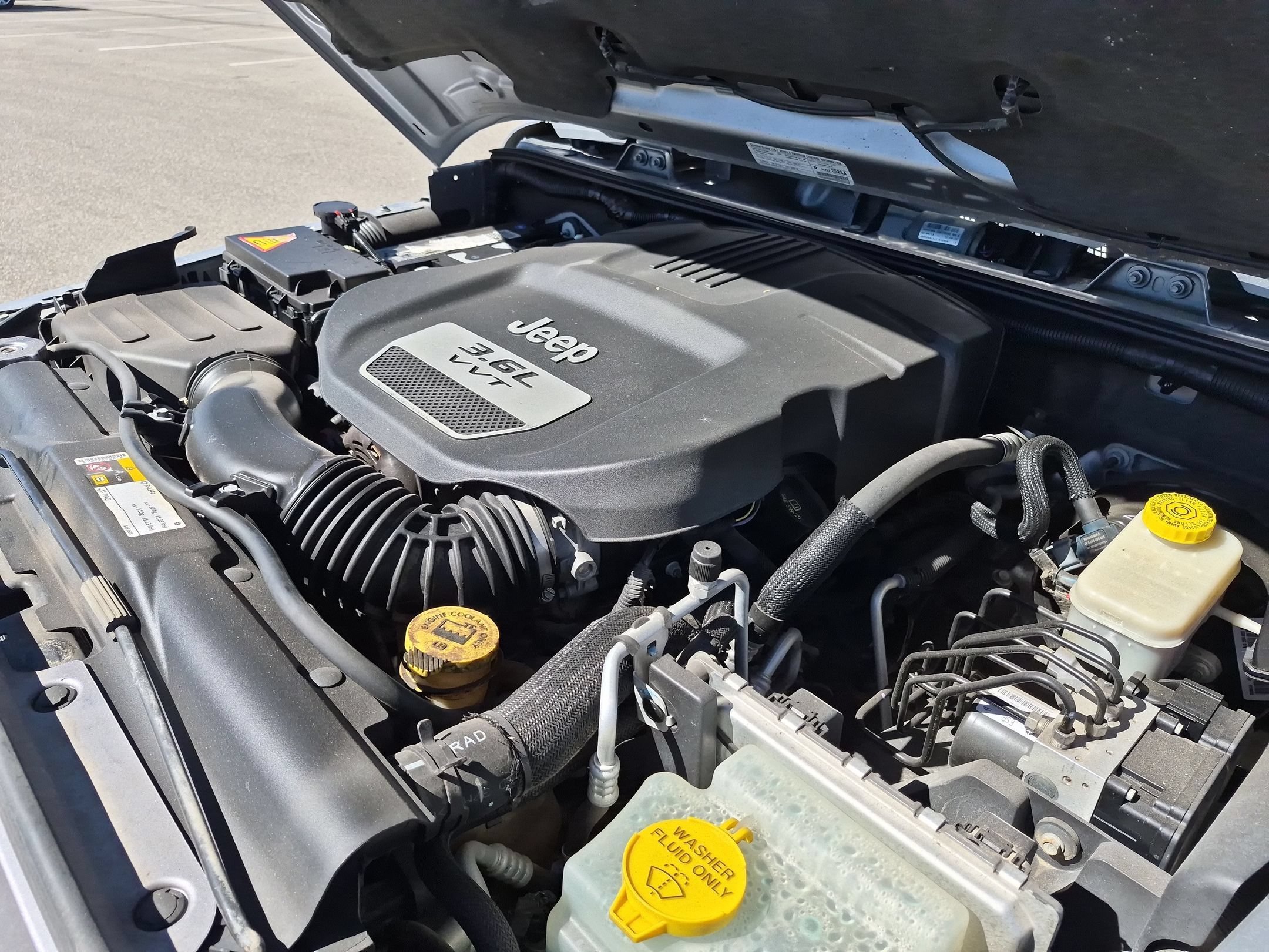 Used 2013 Billet Silver Metallic Jeep Sahara image 30