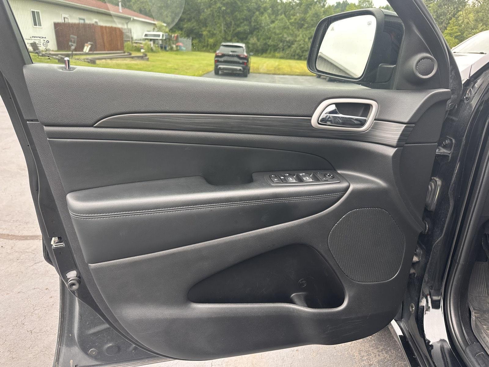 Used 2021 Diamond Black Crystal Pearlcoat Jeep Laredo X image 21