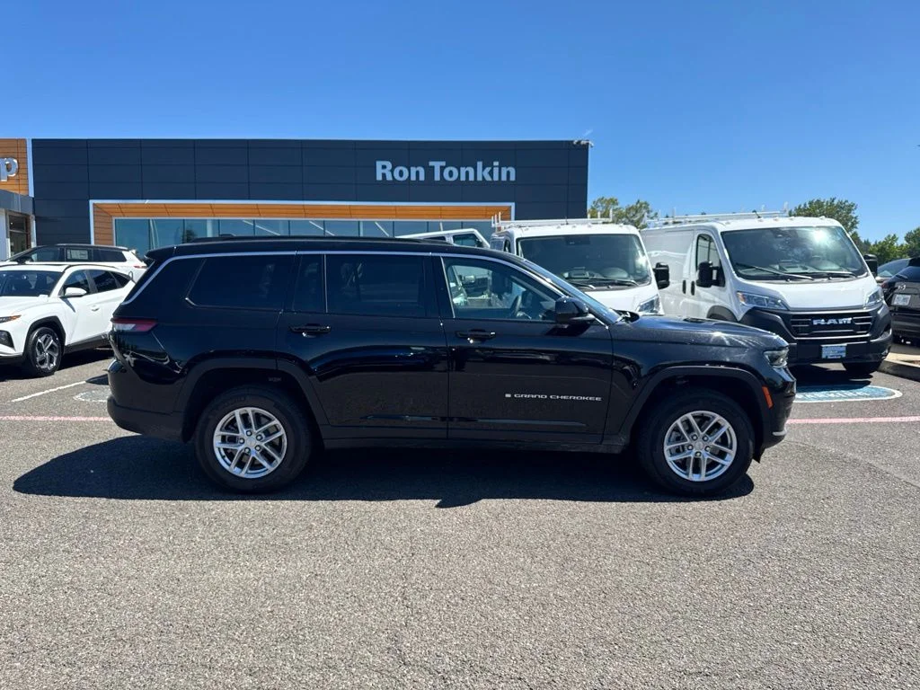 Used 2025 Diamond Black Crystal Pearlcoat Jeep Laredo image 10