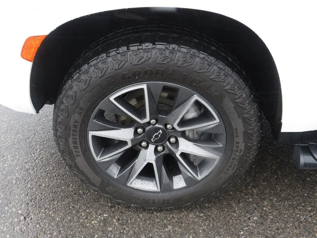 Used 2024 Summit White Chevrolet Z71 image 9