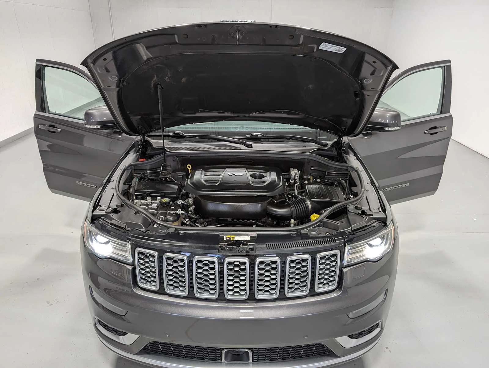Used 2018 Granite Crystal Metallic Clearcoat Jeep Summit image 13