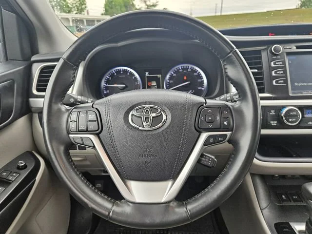 Used 2019  Toyota SE image 14