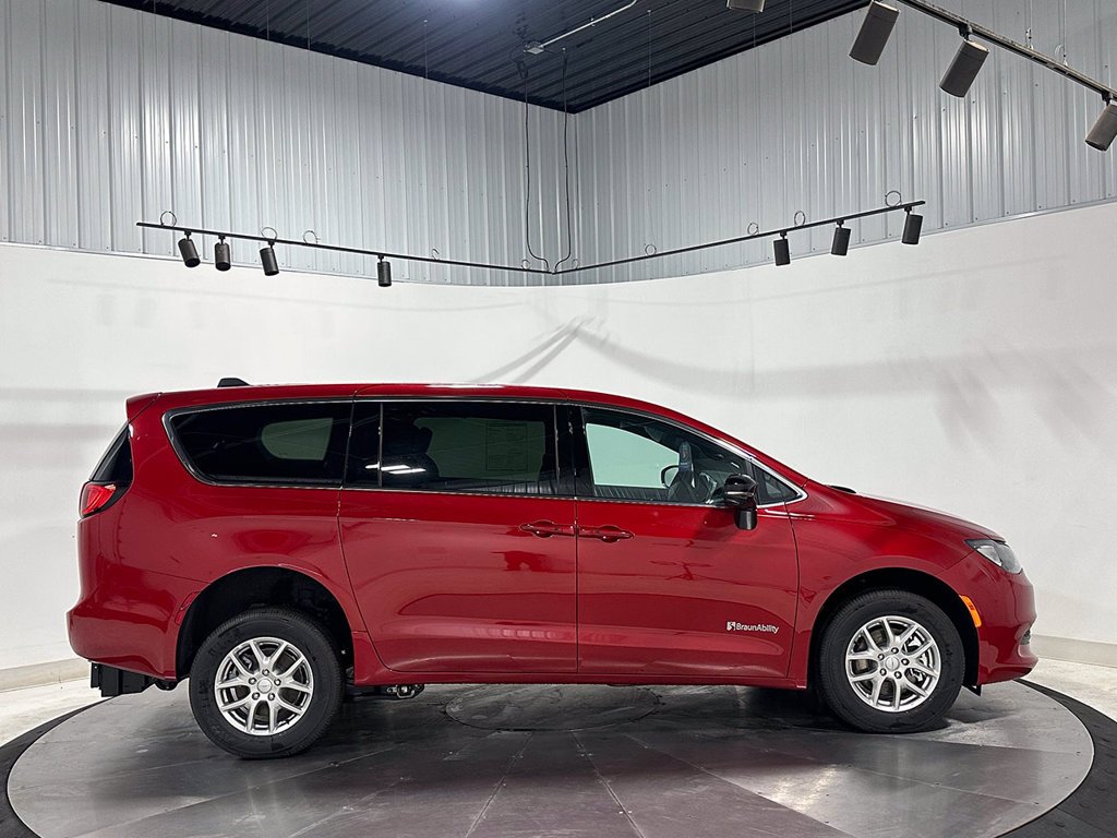 Used 2027 Red Chrysler Wheelchair Accessible-LX image 5
