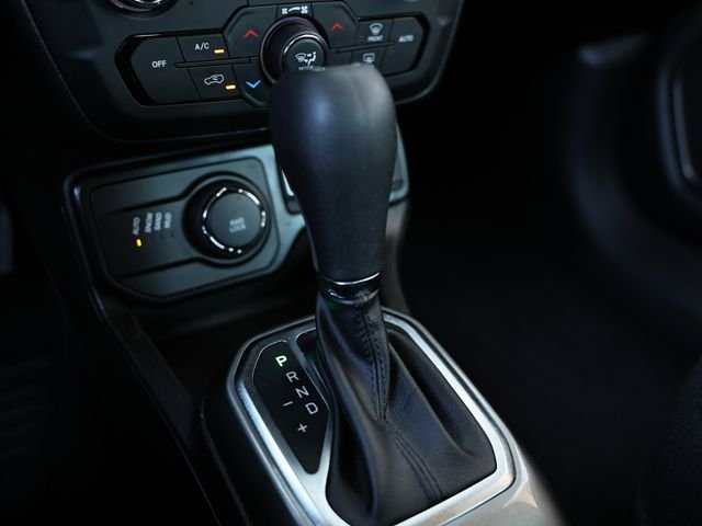 Used 2022 Alpine White Clearcoat Jeep Sport image 41