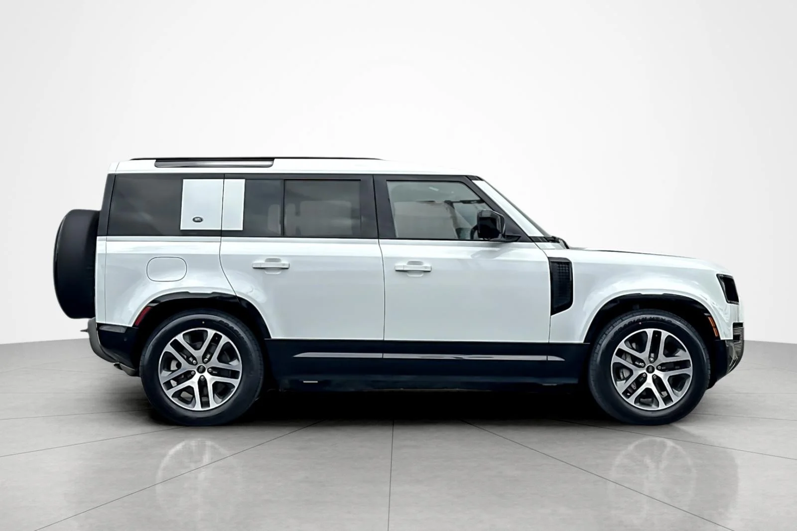 Used 2024 Fuji White Land Rover X-Dynamic SE image 6