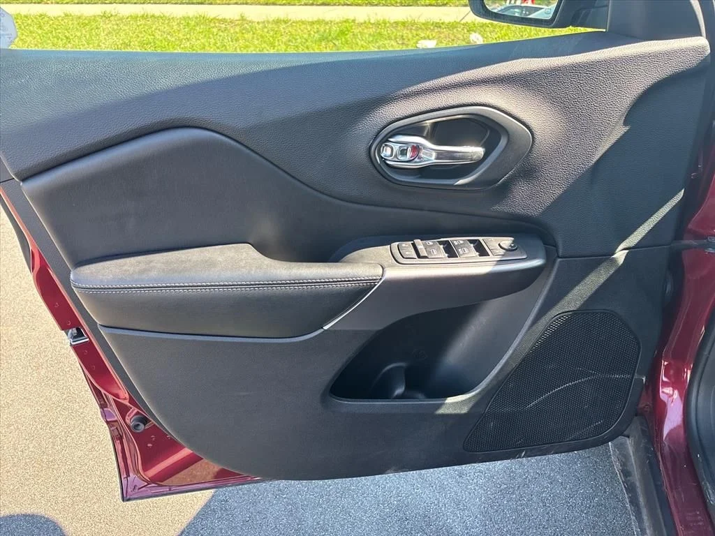 Used 2019 Red Jeep Latitude Plus image 16