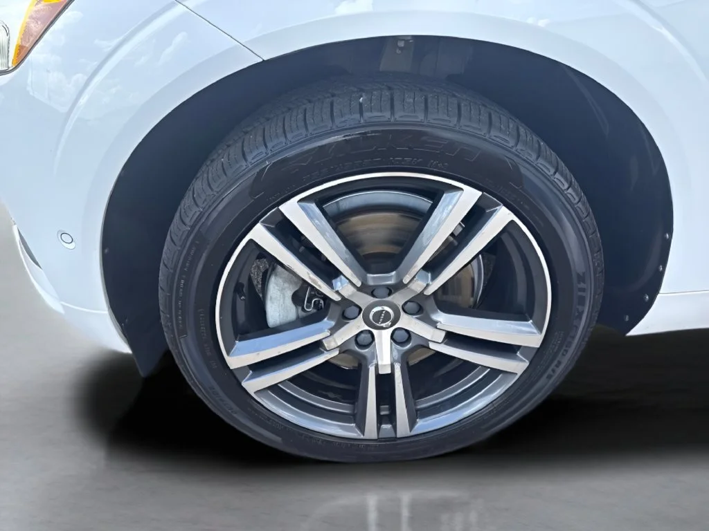 Used 2019  Volvo Momentum image 33