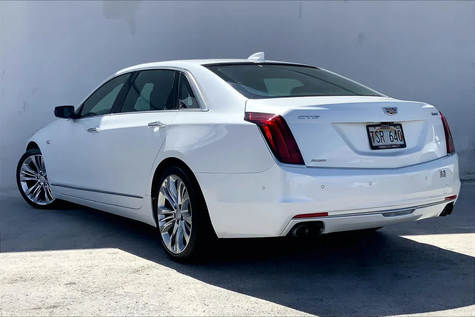 Used 2017 CRYSTAL WHITE TRICOAT Cadillac Platinum AWD image 4