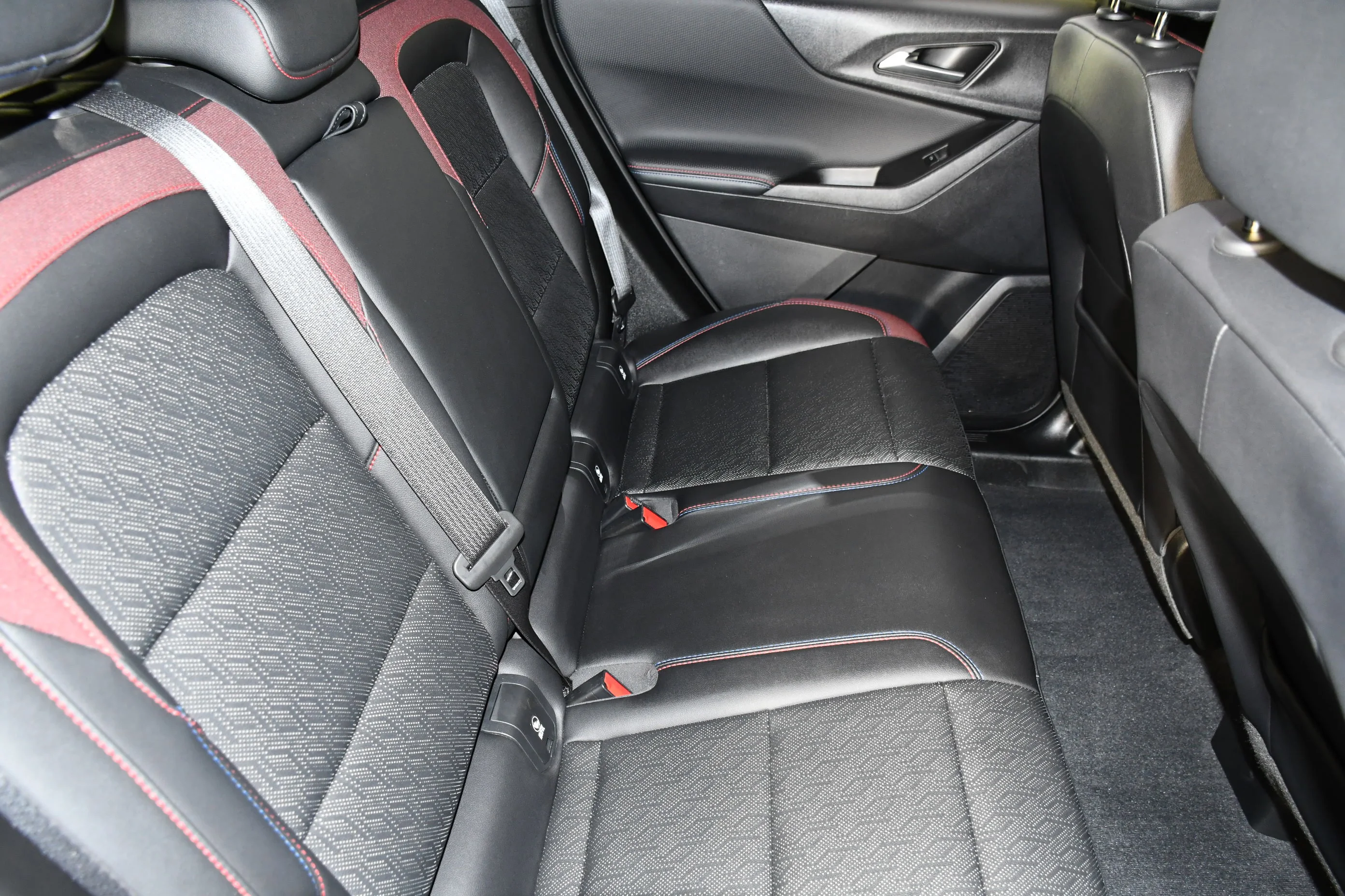 Used 2025 Sterling Gray Metallic Chevrolet AWD RS image 45