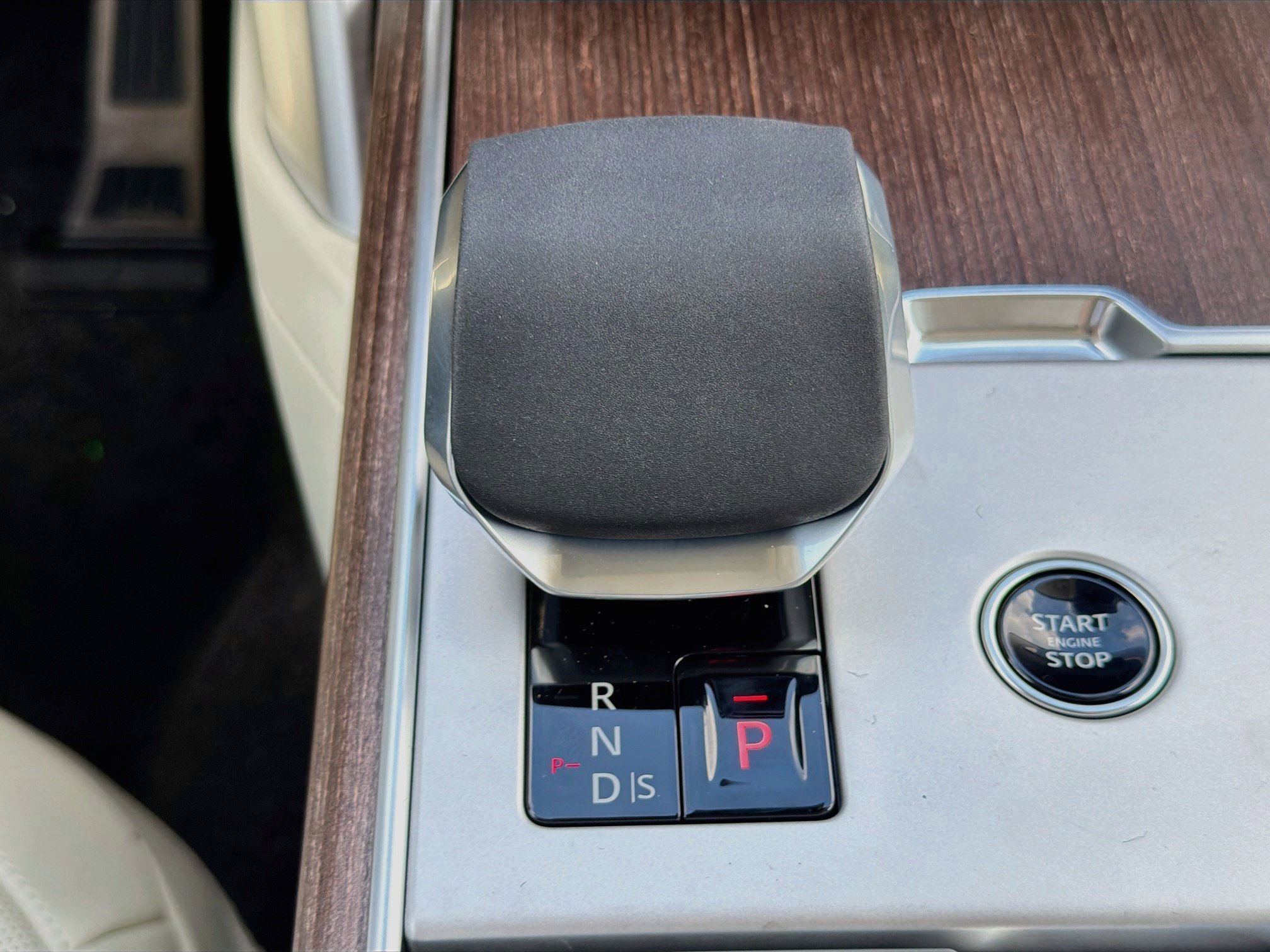 New 2026 Eiger Grey LAND ROVER SE 7 Seats image 30