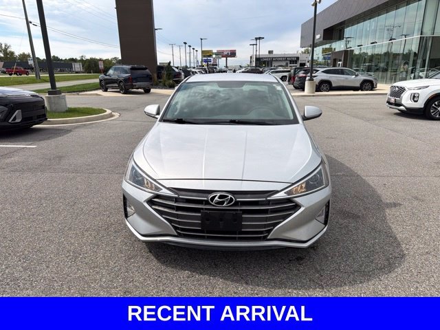 Used 2019 Silver Hyundai SE image 4
