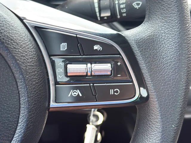 Used 2023 White Kia LXS image 27