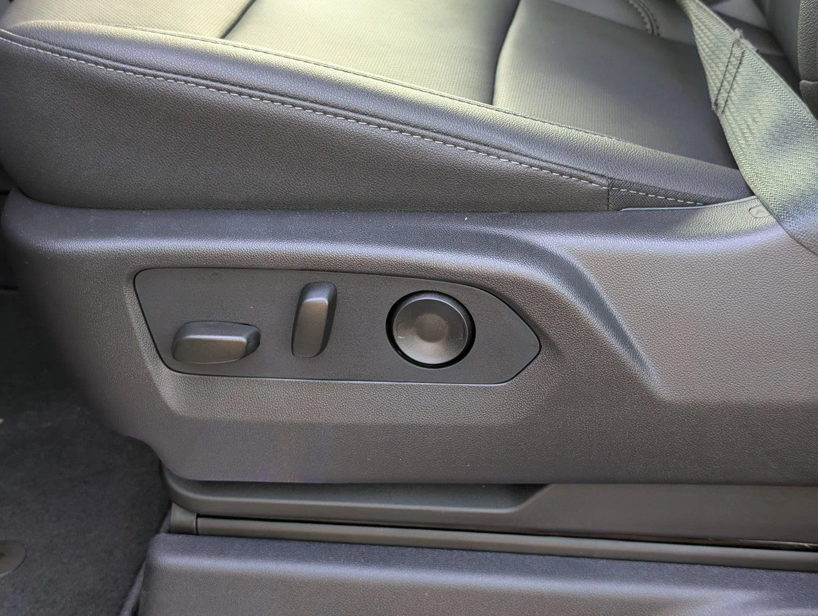 New 2026 Sterling Metallic GMC SLT image 17