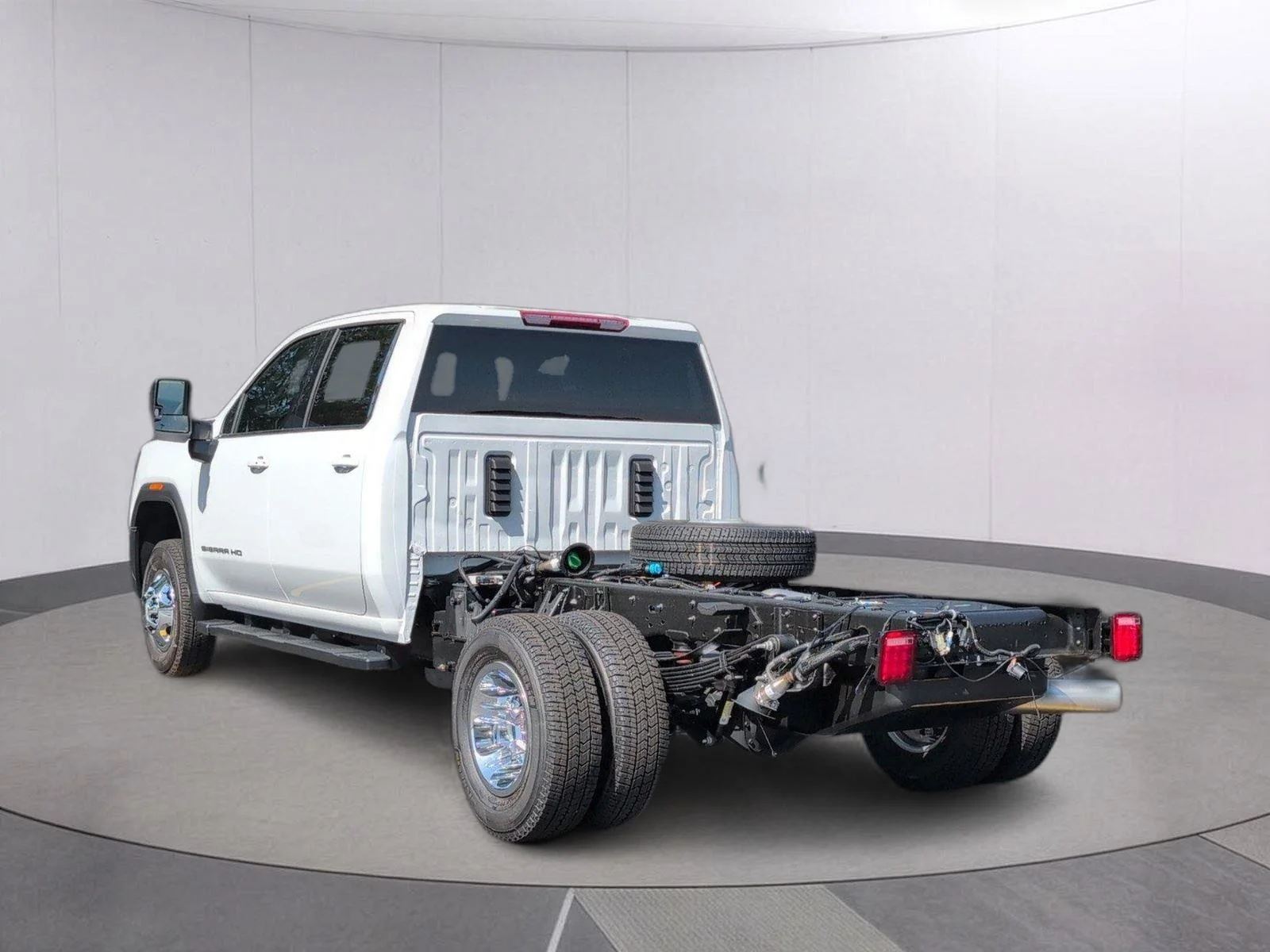 New 2026 Summit White GMC SLE image 2
