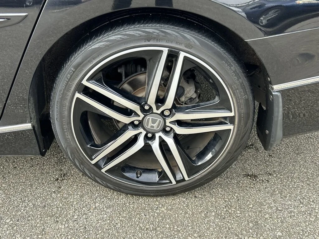 Used 2018  Honda Sedan 1.5T Touring CVT One Owner   No Reported Acc image 18