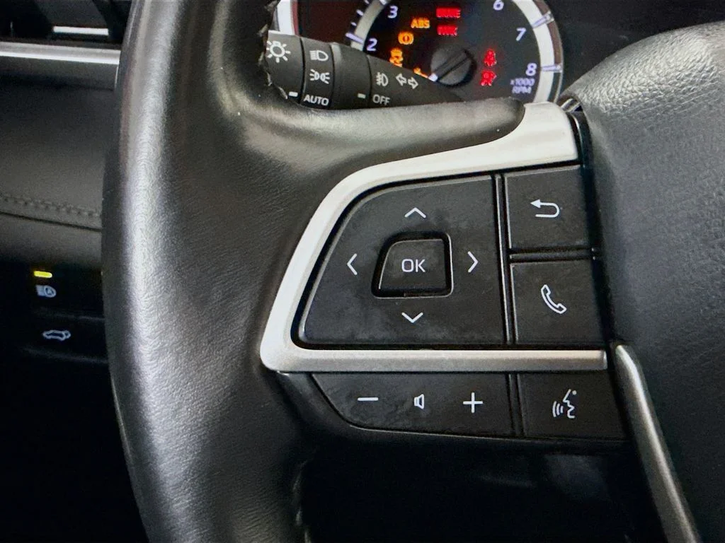 Used 2023  Toyota XLE image 11