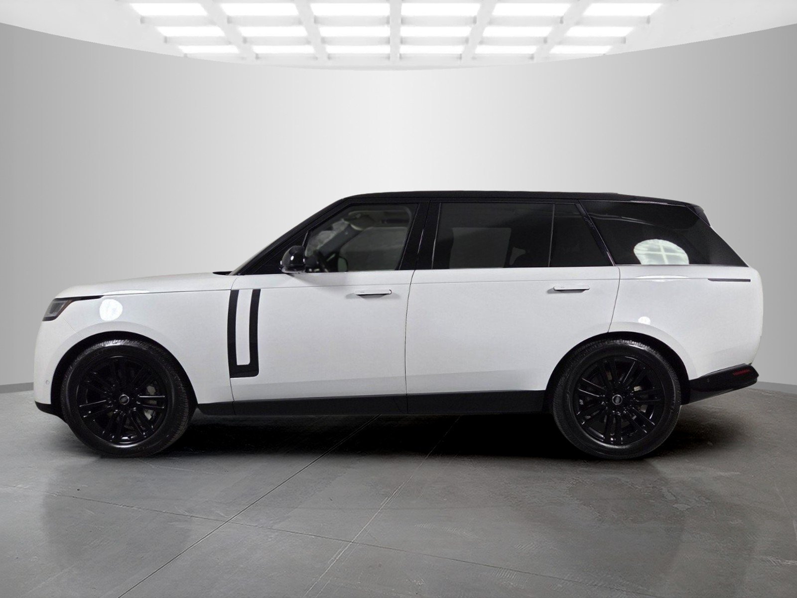 Used 2023 White Land Rover SE image 2