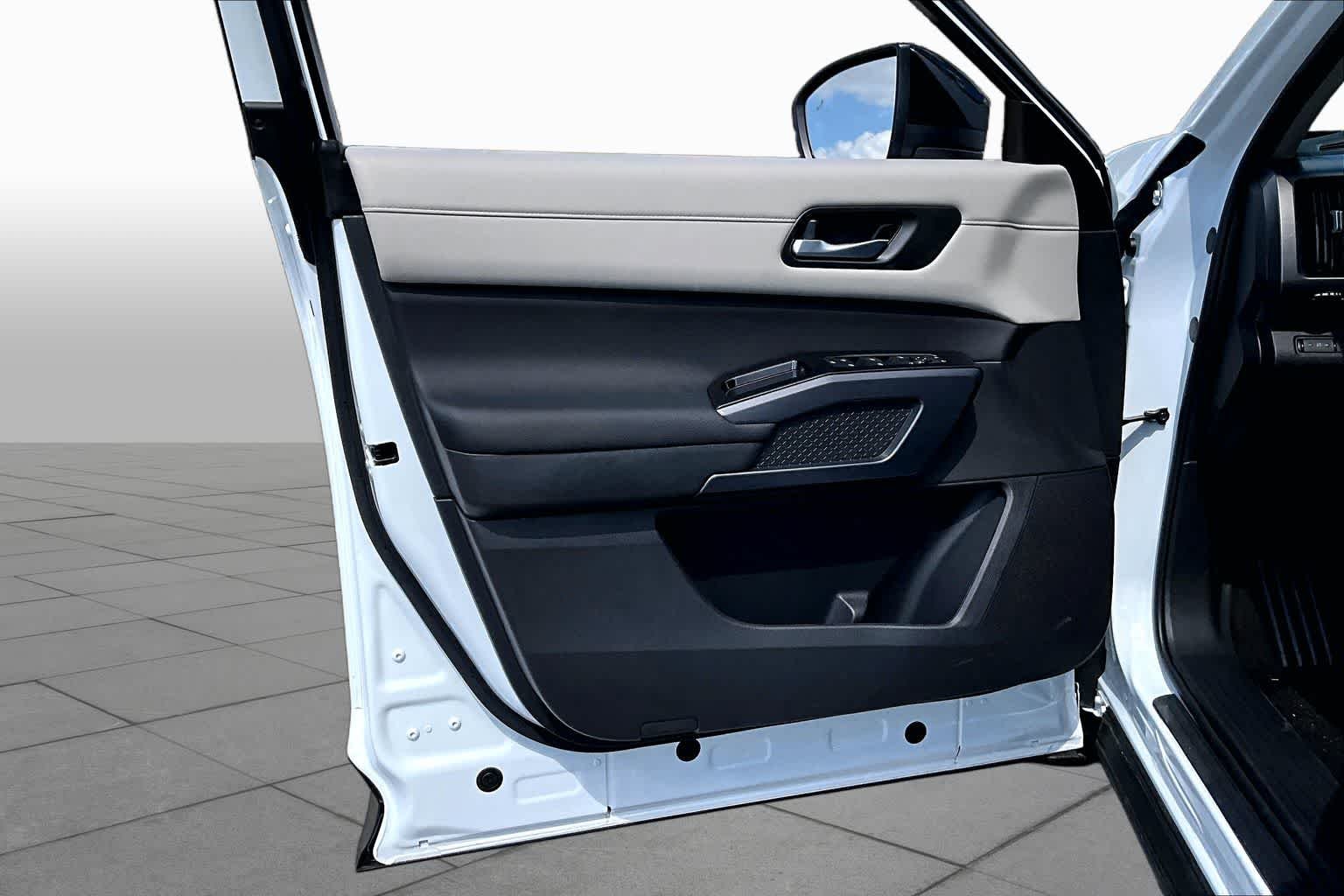 New 2026 Everest White Pearl TriCoat Nissan SL image 16