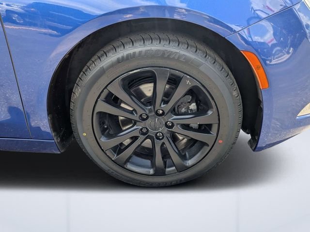 Used 2016 Blue Chrysler Limited image 10