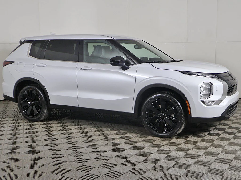 New 2027 White Mitsubishi LE image 14