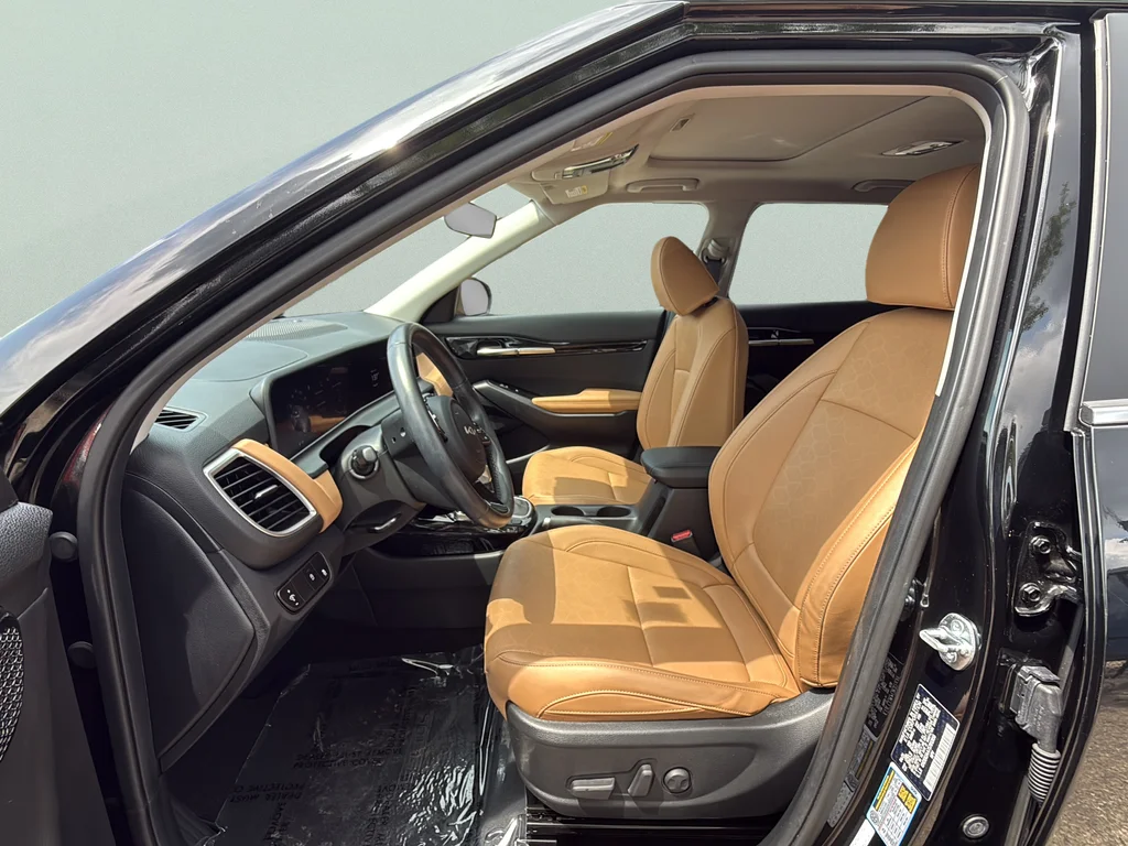 Used 2025 Fusion Black Kia EX image 27
