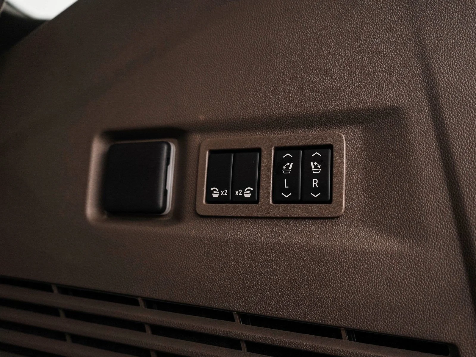 2026 GMC Yukon Denali - Photo 9