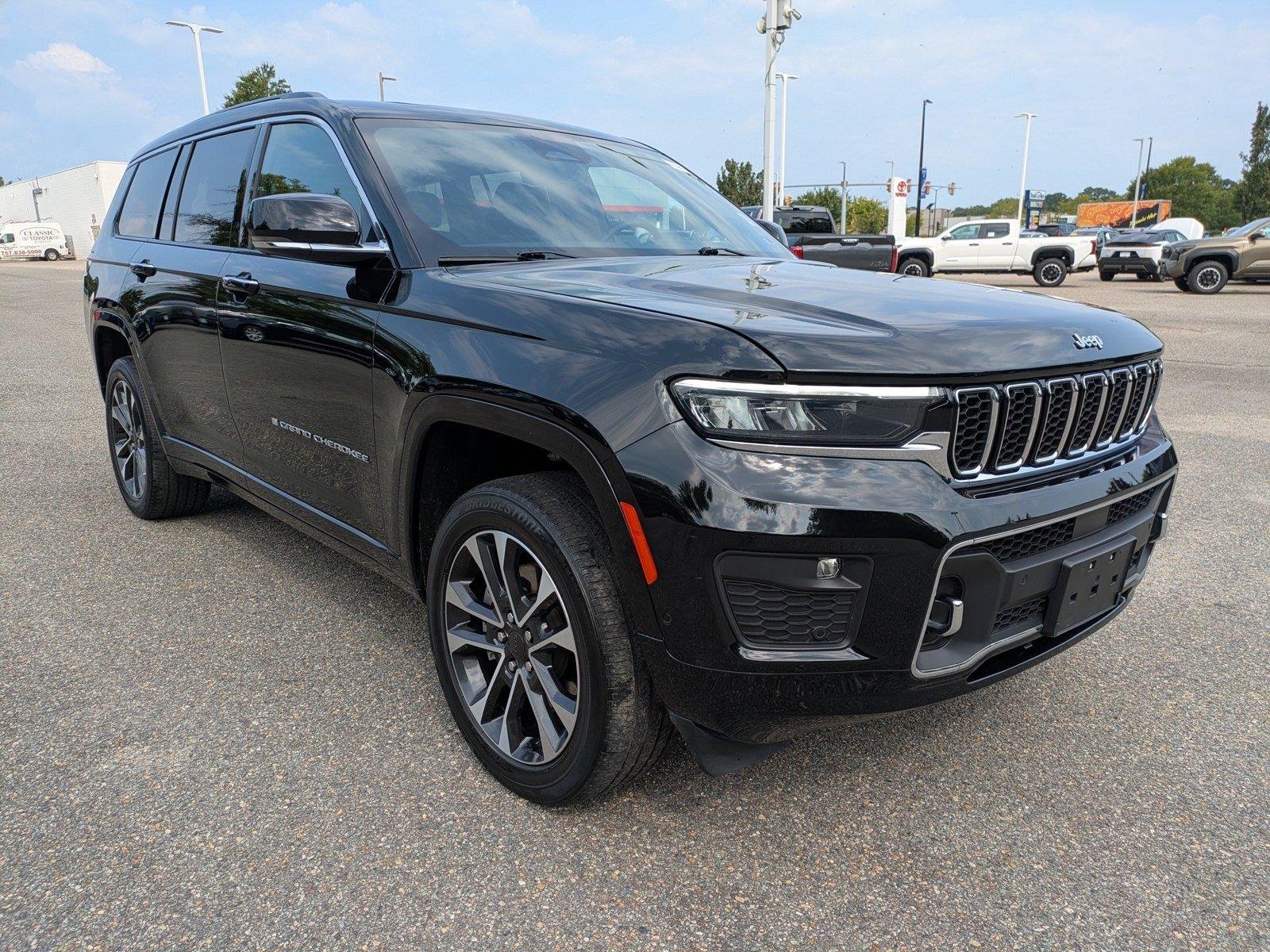 Used 2023 Diamond Black Crystal Pearlcoat Jeep Overland image 2
