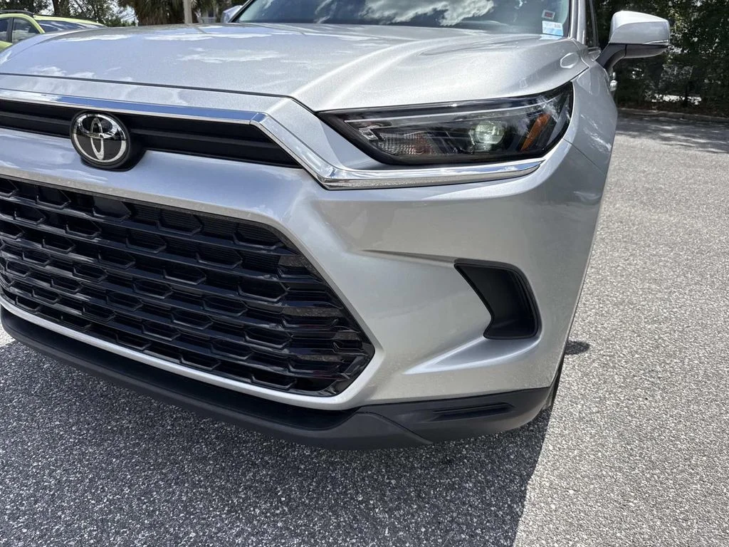Used 2025 Silver Toyota XLE image 10