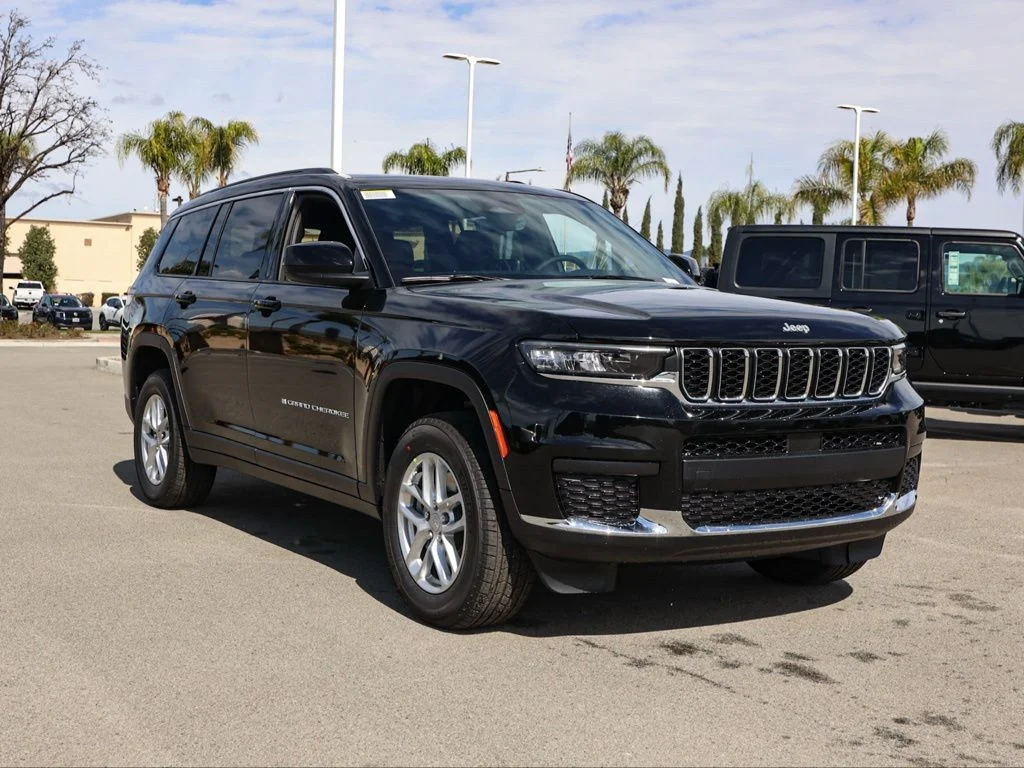 New 2026 Diamond Black Crystal Pearl-Coat Exterior Paint Jeep Laredo image 2