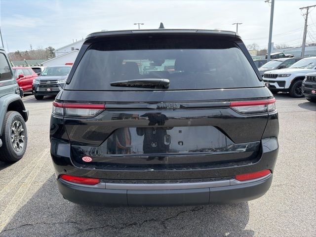 New 2026 Diamond Black Crystal Pearl-Coat Exterior Paint Jeep Altitude image 4