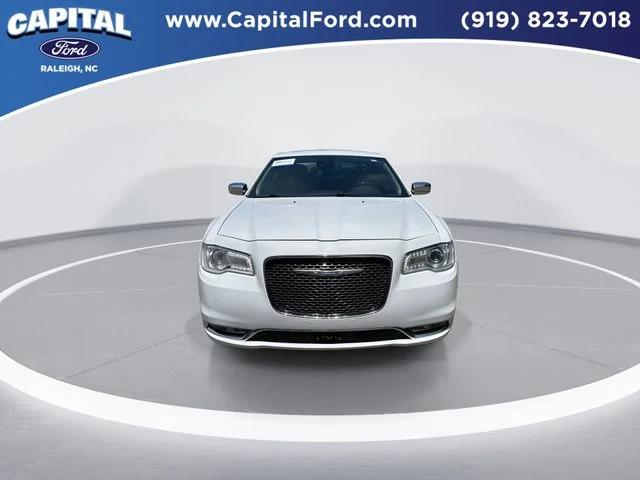 Used 2018 White Chrysler Limited image 3