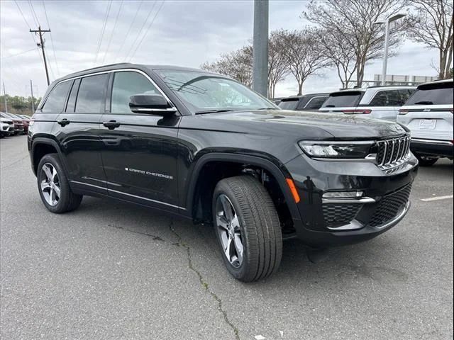 Used 2024 Rocky Mountain Pearlcoat Jeep  image 3