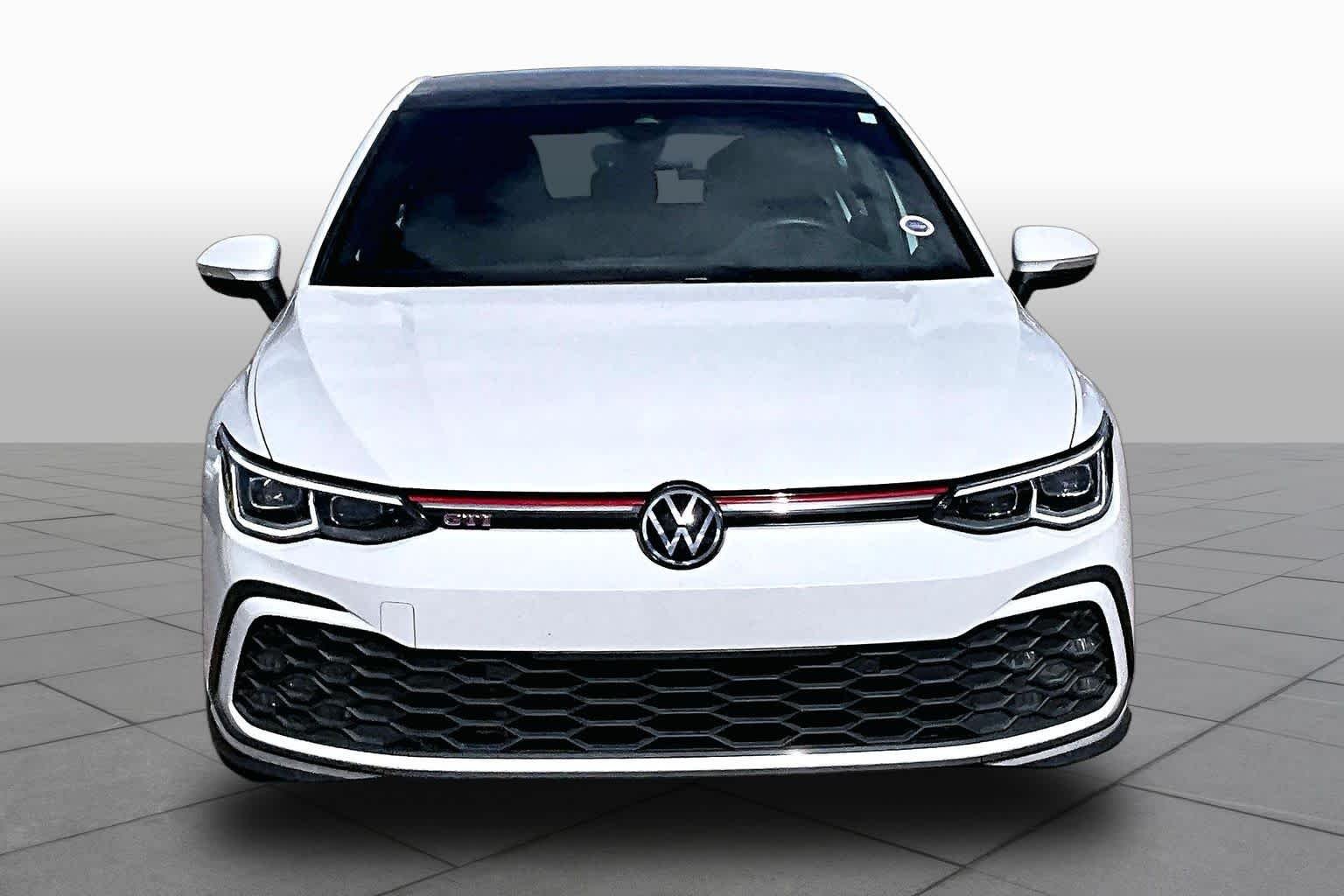 Used 2022 Oryx White Pearl Volkswagen SE image 3