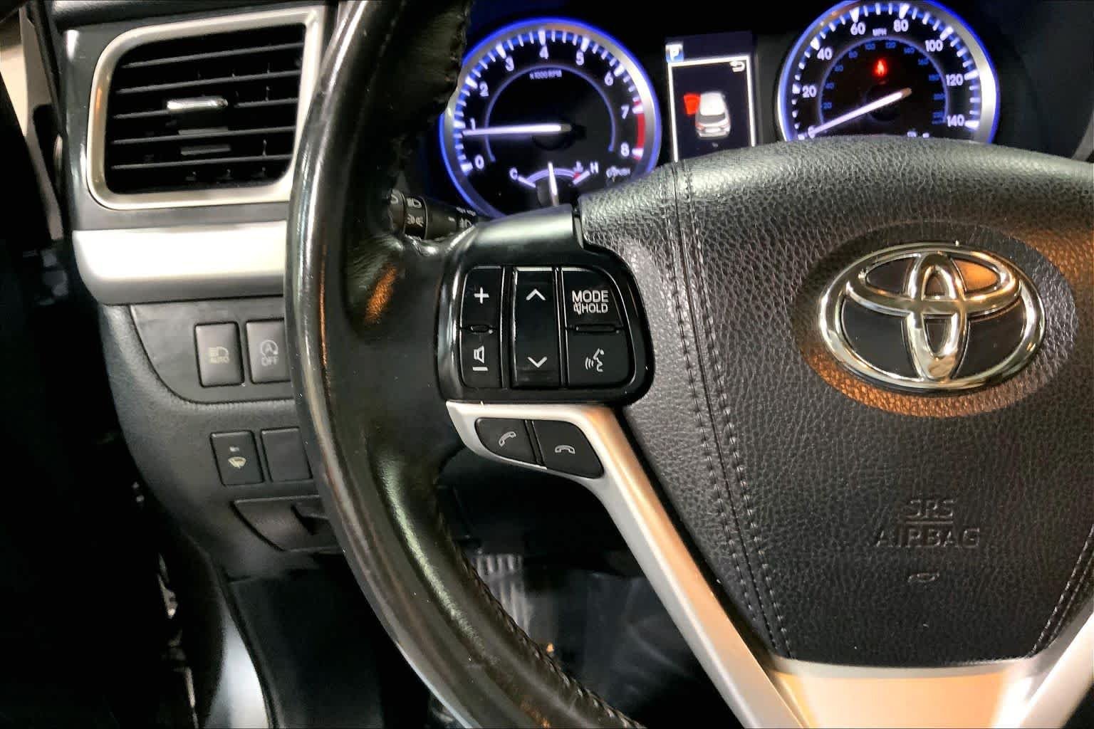Used 2018 Predawn Gray Mica Toyota XLE image 24