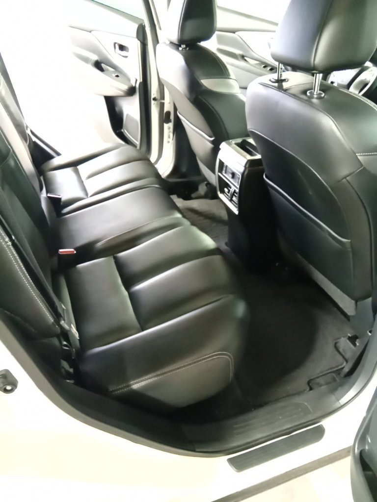 Used 2018 Pearl White Nissan Platinum image 12