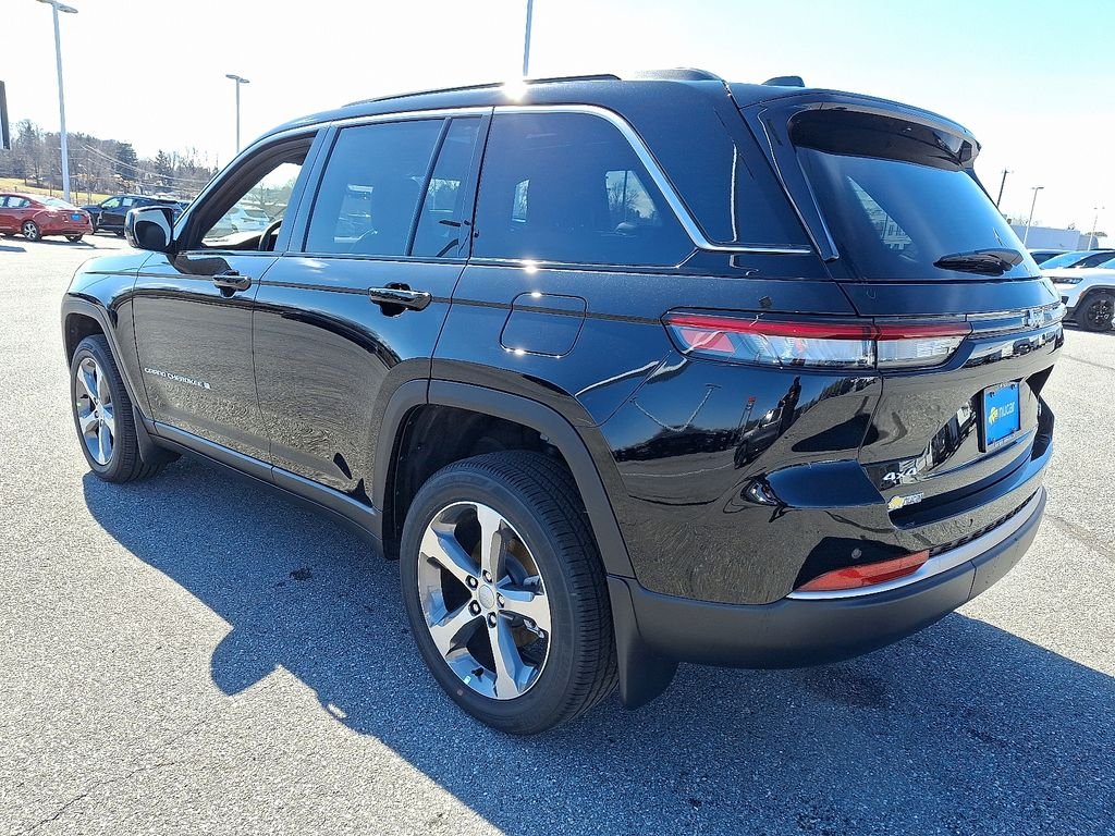 New 2026 Diamond Black Crystal Pearlcoat Jeep Limited image 3