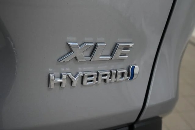 Used 2021 Silver Toyota XLE image 18