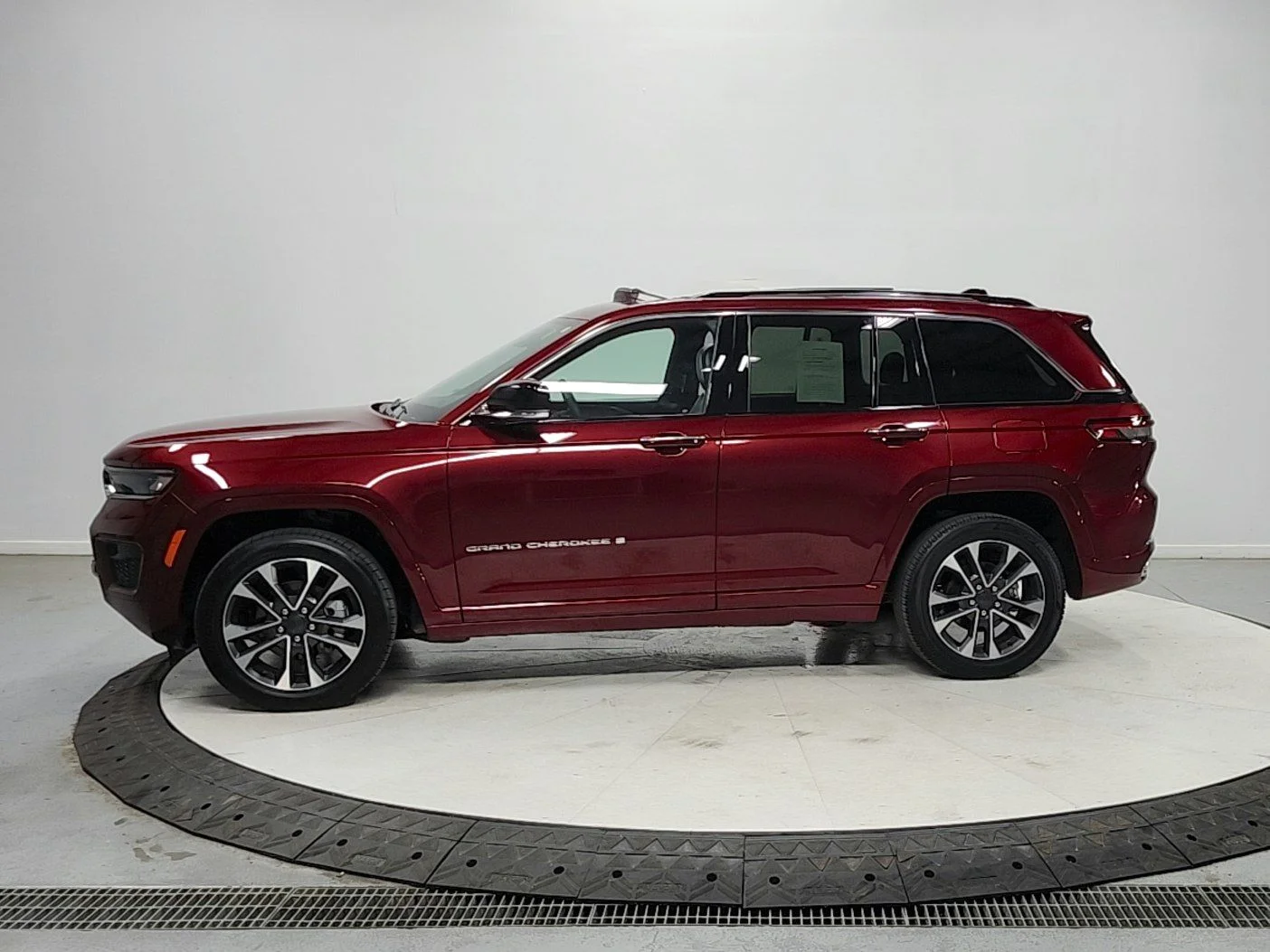 Used 2023 Red Jeep Overland image 4