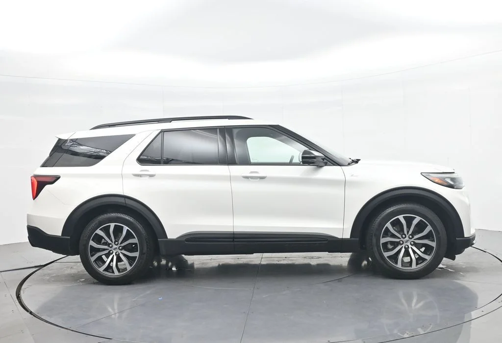New 2026 Star White Metallic Tri-Coat Ford ST-Line image 6