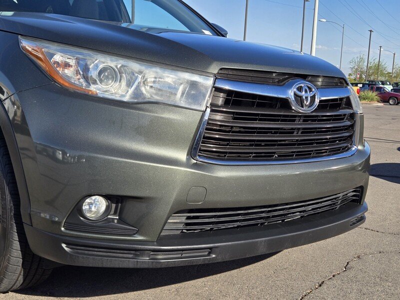 Used 2015 Green Toyota XLE V6 image 9