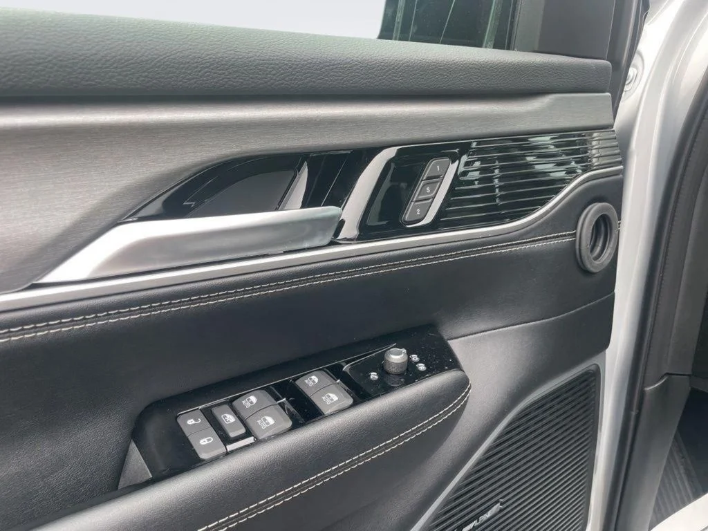New 2026 Silver-Zynith Exterior Paint Jeep  image 18