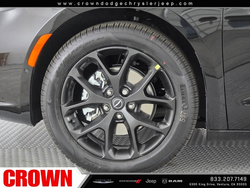 New 2026 Diamond Black Crystal Pearl-Coat Exterior Paint Chrysler Select image 8