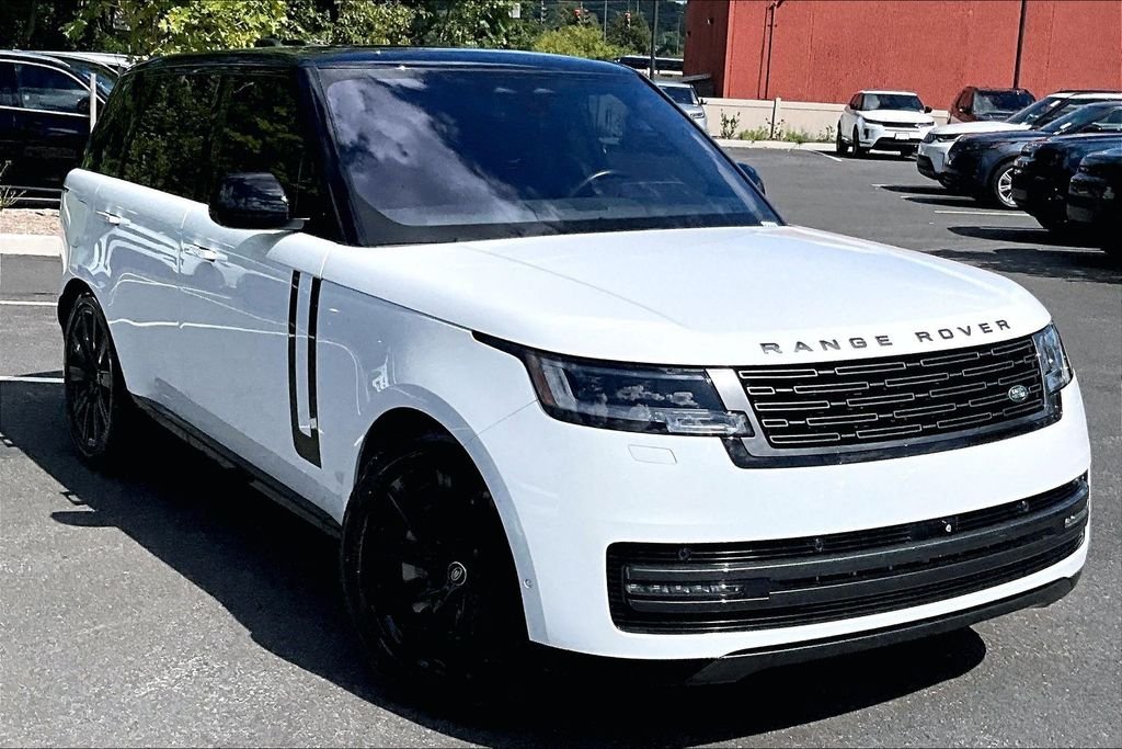 Used 2023 White Land Rover SE image 10