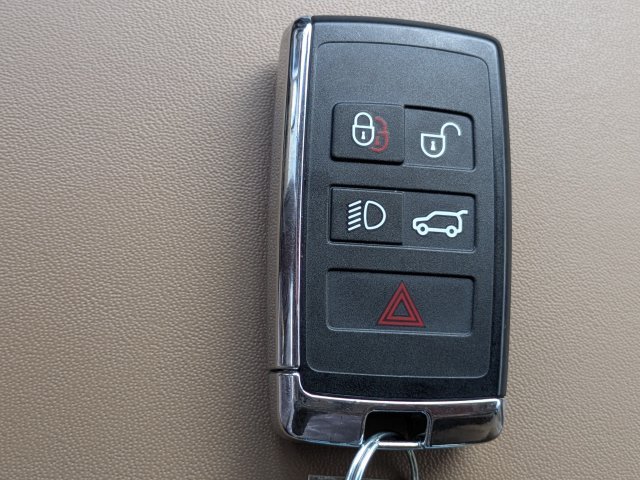 Certified Used 2024 White Land Rover Autobiography image 31