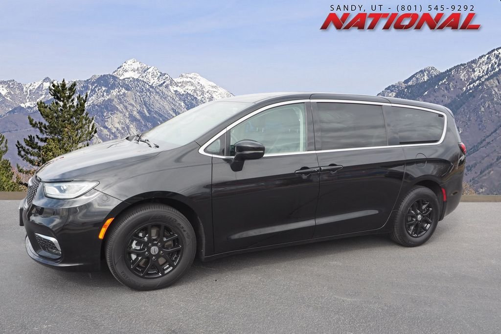 2024 Chrysler Pacifica Touring L's photo