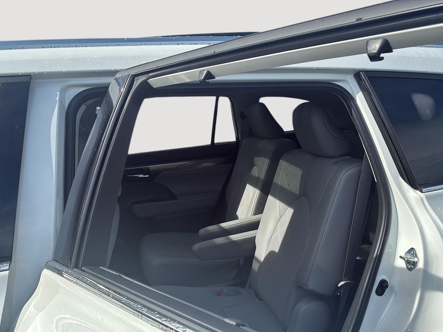 Used 2022 Wind Chill Pearl Toyota Platinum image 4
