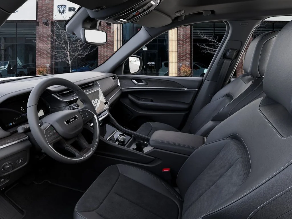 New 2026 Silver Zynith Exterior Paint Jeep Laredo Altitude image 22